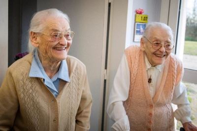 Cặp song sinh 104 tuổi chia sẻ bí quyết trường thọ