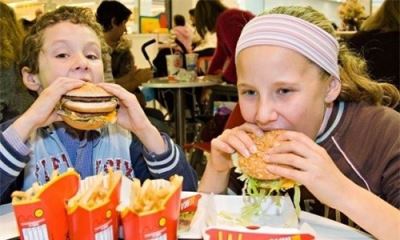 Vì sao không nên cho trẻ ăn thức ăn nhanh?