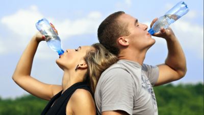 11 trường hợp bạn cần uống nước nhiều hơn